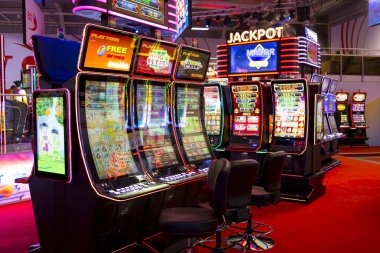 Studio produksi acara permainan langsung masterslot88 dengan host profesional dan kamera broadcast